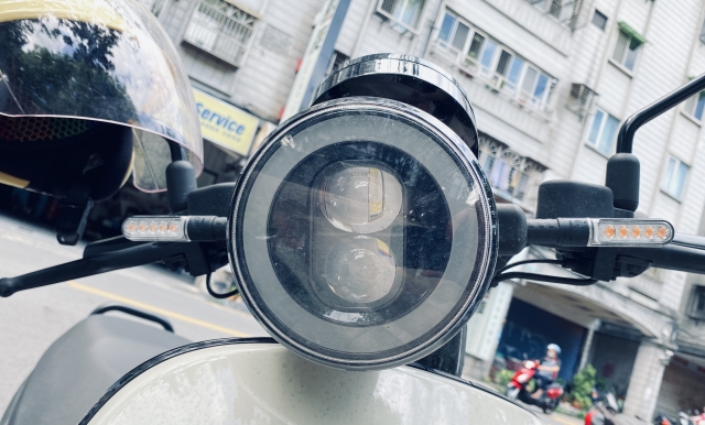 電動バイクのヘッドライト